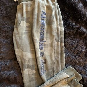 Abercrombie & Fitch Kids Camo Joggers - Green